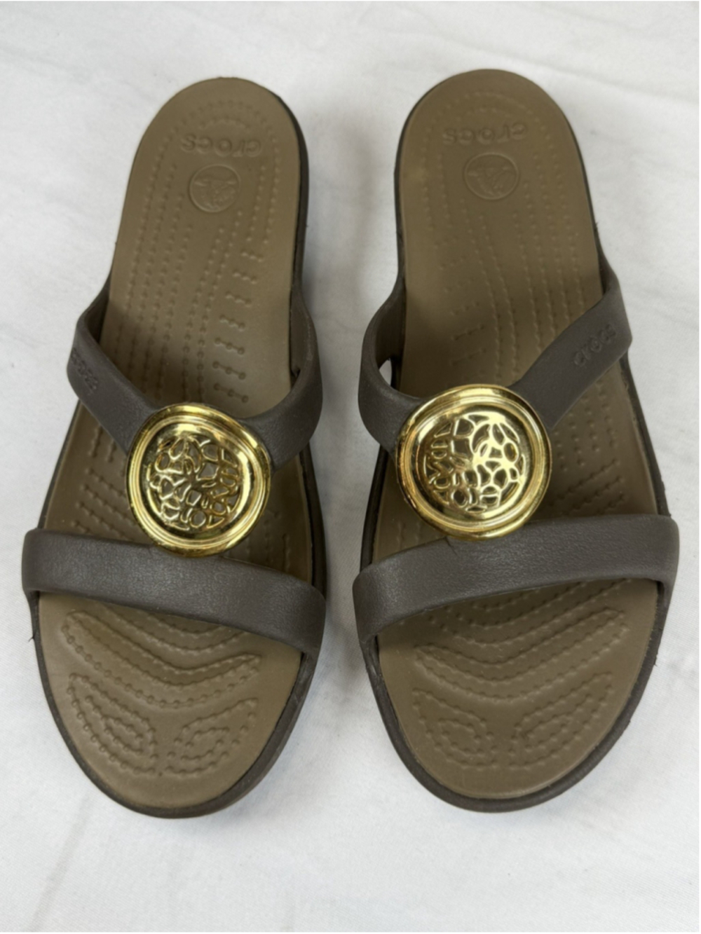 Crocs Sanrah Sandals Womens 8 Brown Gold Medallion Slide Strappy Wedge 14958